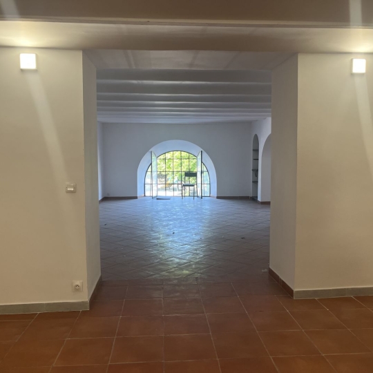  Annonces MARSEILLE4 : Local / Bureau | MARSEILLE (13002) | 400 m2 | 5 000 € 