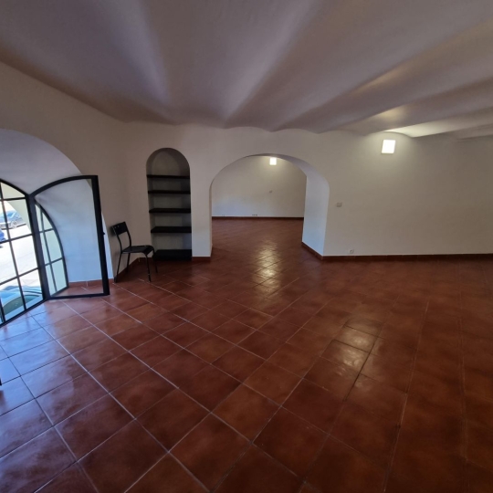  Annonces MARSEILLE4 : Local / Bureau | MARSEILLE (13002) | 400 m2 | 5 000 € 