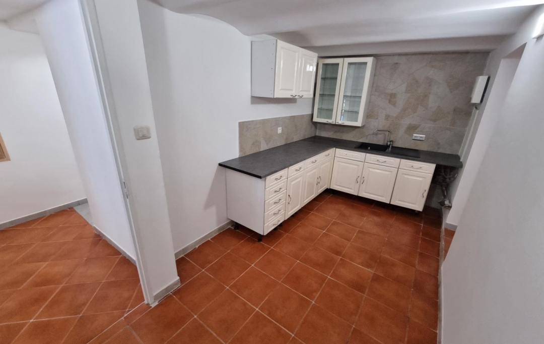 Annonces MARSEILLE4 : Local / Bureau | MARSEILLE (13002) | 400 m2 | 5 000 € 