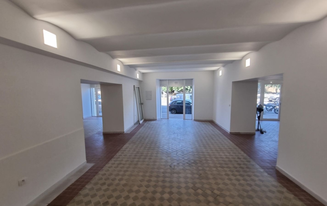 Annonces MARSEILLE4 : Local / Bureau | MARSEILLE (13002) | 400 m2 | 5 000 € 