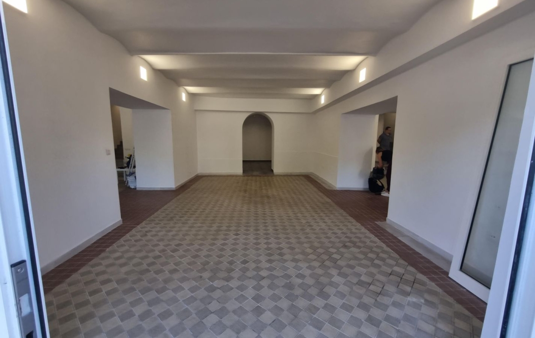 Annonces MARSEILLE4 : Local / Bureau | MARSEILLE (13002) | 400 m2 | 5 000 € 