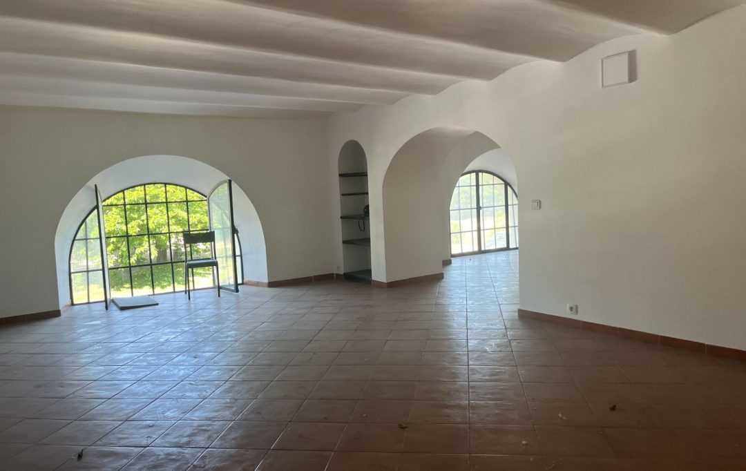 Annonces MARSEILLE4 : Local / Bureau | MARSEILLE (13002) | 400 m2 | 5 000 € 
