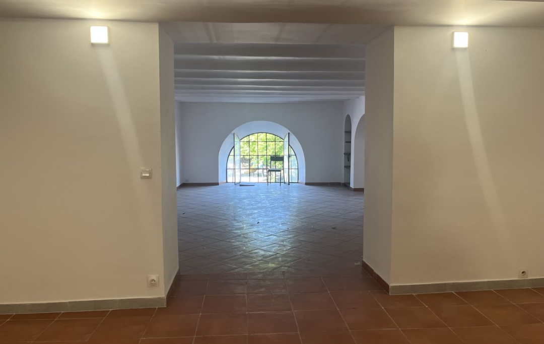 Annonces MARSEILLE4 : Local / Bureau | MARSEILLE (13002) | 400 m2 | 5 000 € 
