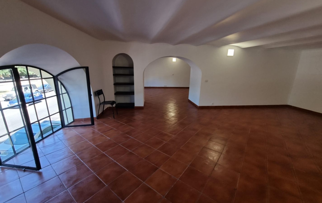 Annonces MARSEILLE4 : Local / Bureau | MARSEILLE (13002) | 400 m2 | 5 000 € 