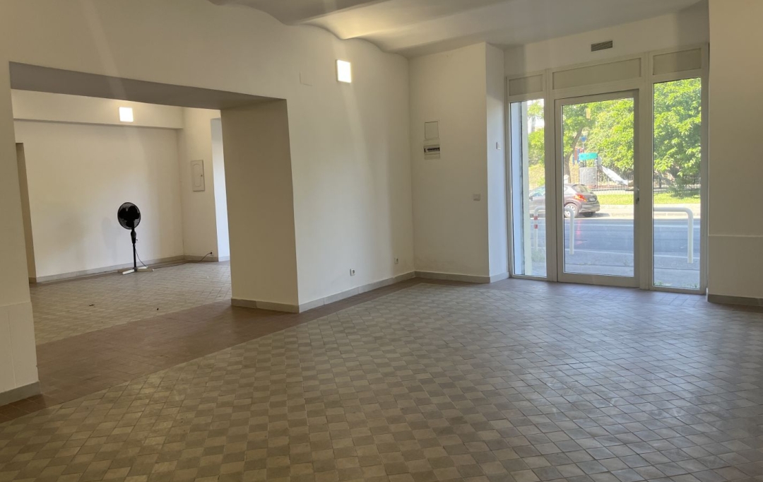 Annonces MARSEILLE4 : Local / Bureau | MARSEILLE (13002) | 400 m2 | 5 000 € 